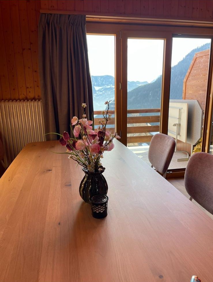 Eettafel van het appartement
