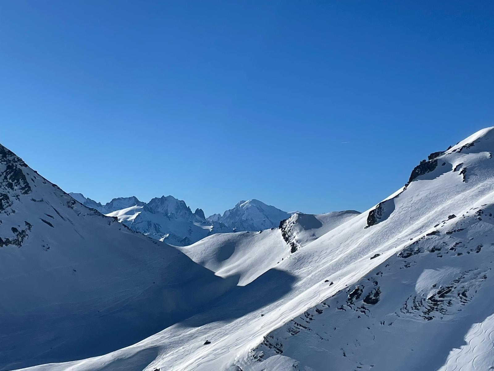 Besneeuwde bergen boven Ovronnaz