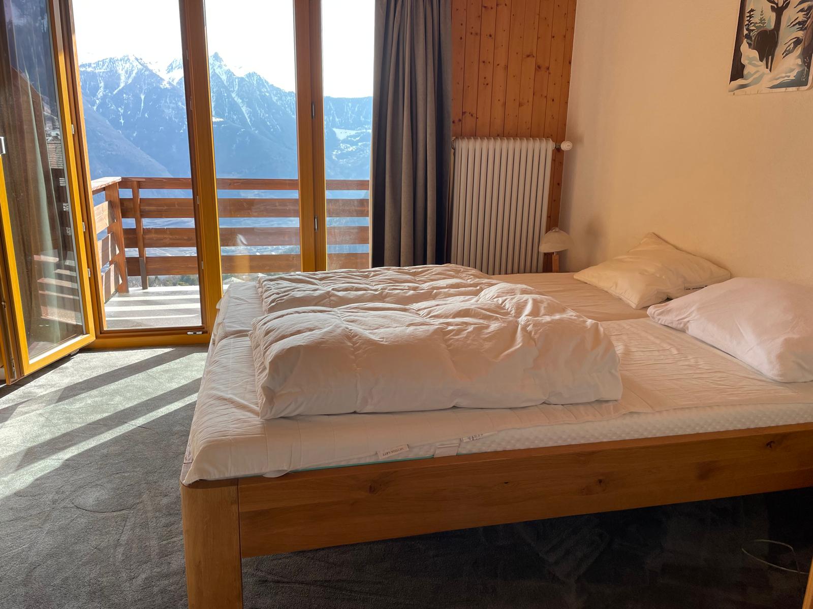 Slaapkamer met tweepersoonsbed en eigen balkon