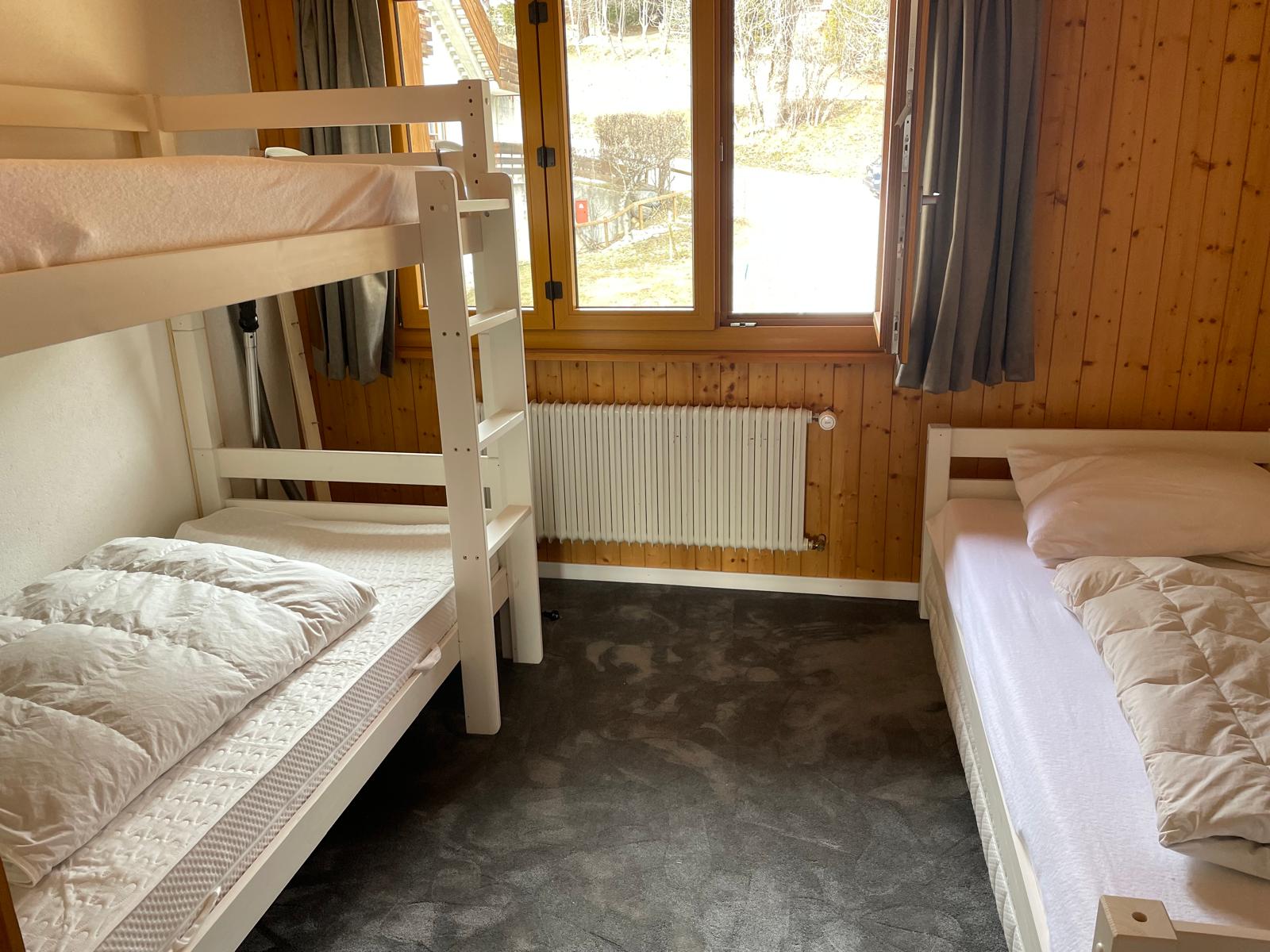 Slaapkamer met stapelbed en los bed